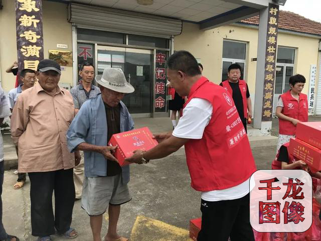 疫情态势向好，北京慈善义工下乡送温暖.png
